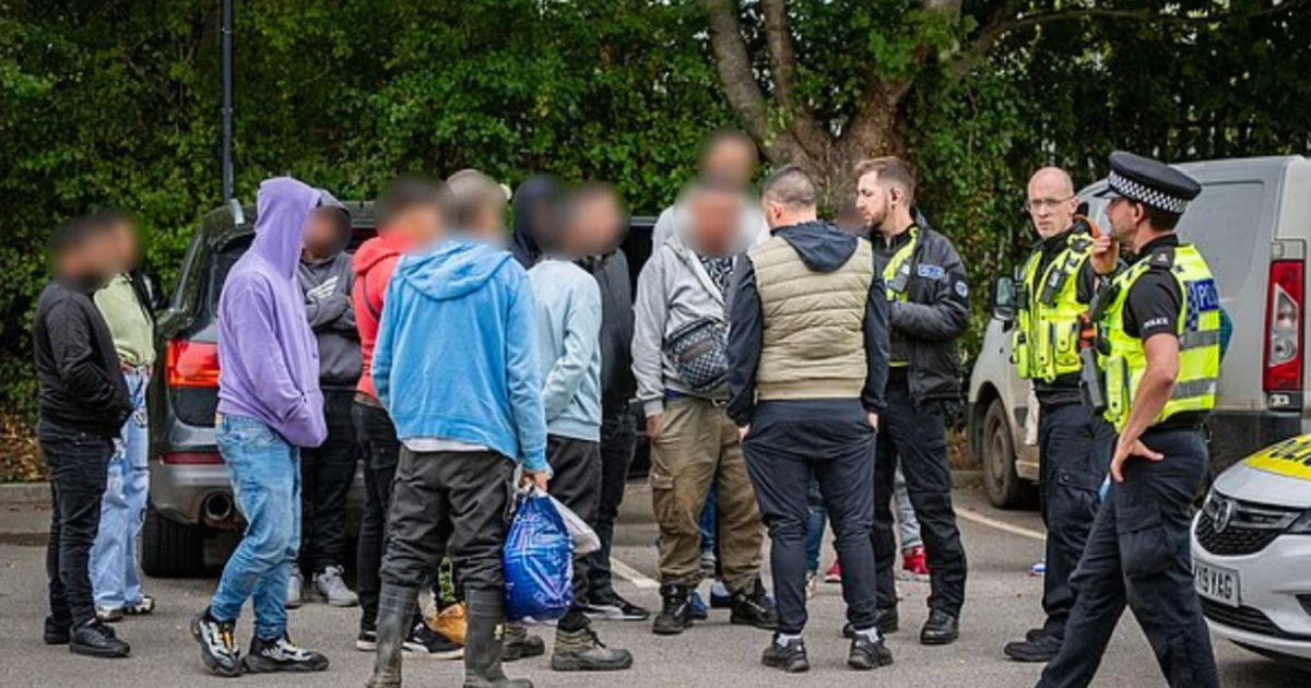 Mai mulți imigranți români care au fost arestați într-o parcare din Wiltshire, în urma unui raid al Ministerului de Interne britanic, apar cu fața blurată, iar lângă ei este poliția, septembrie 2025