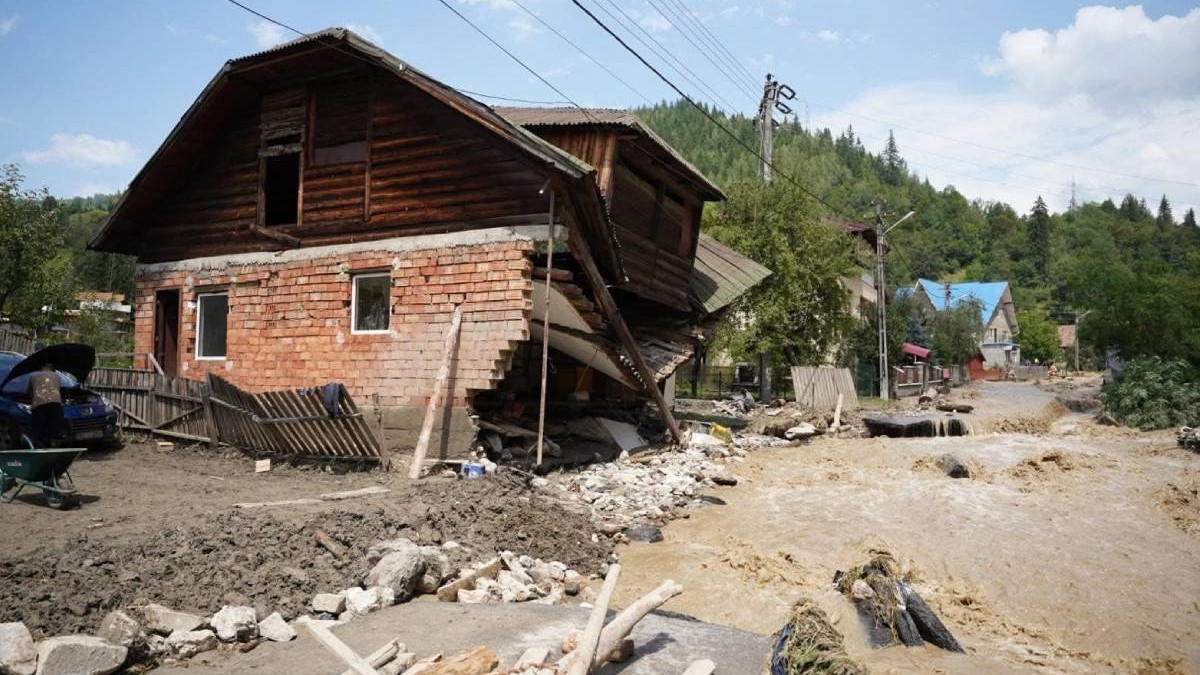 O casă din Broșteni a fost luată de ape, jumătate din construcție s-a dărâmat, apa curge pe străzi, iar curțile au fost complet distruse