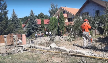 TIR-ul scăpat de sub control a distrus și gardul altei case și a avariat grav o conductă de gaze, în prezent desfășurându-se lucrări de reparații