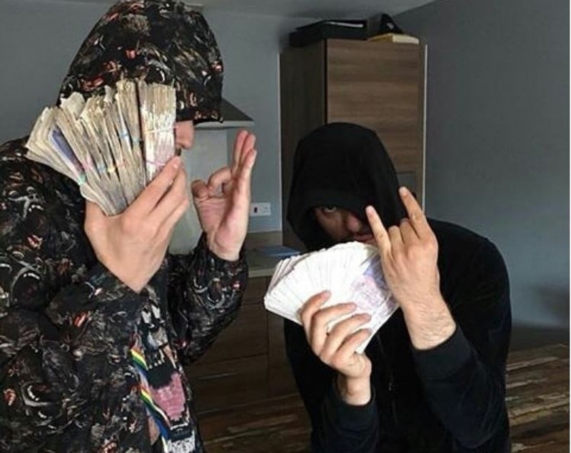 GALERIE FOTO| Gangsterii albanezi din Marea Britanie se laudă pe rețelele de socializare cu drogurile, armele și averile pe care le fac din afaceri ilegale