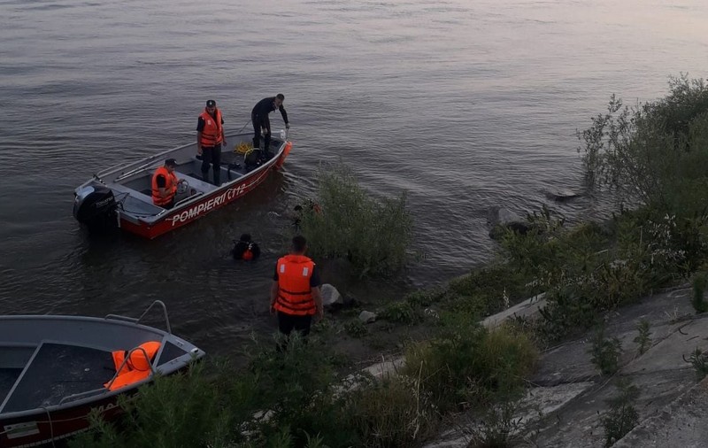 Barcă răsturnată în Dunăre, cu 9 oameni la bord. Un tânăr de 21 de ani e dat dispărut