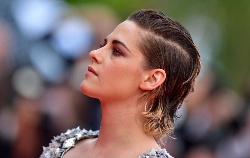 FOTO| Kristen Stewart s-a descălțat pe covorul roșu de la Cannes și a urcat scările în picioarele goale