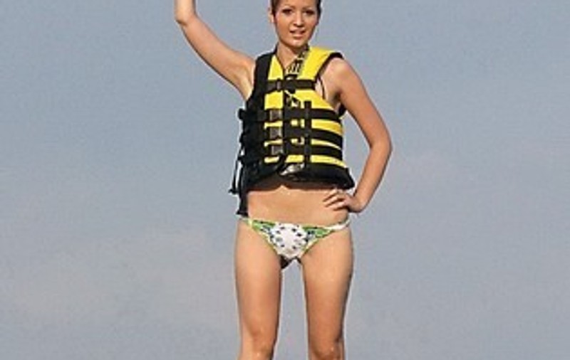 E o pasăre? E un delfin? Nu! E Iulia Mladin pe flyboard!