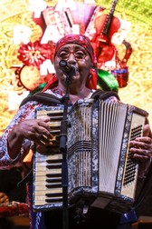 Maria Radu cântă de 62 de ani cu muzicanţii din comuna Vărbilău. Foto: Valentin Răzvan