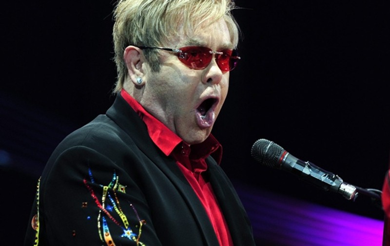 Elton John regretă că nu şi-a pierdut virginitatea până la 23 de ani
