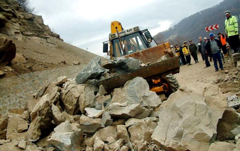 Căderi de pietre pe Valea Oltului. Se circulă alternativ în zona localității Racovița, județul Vâlcea