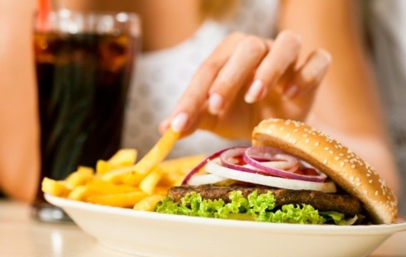 Cât de nesănătos este un burger? Vezi efectele consumului de fast food