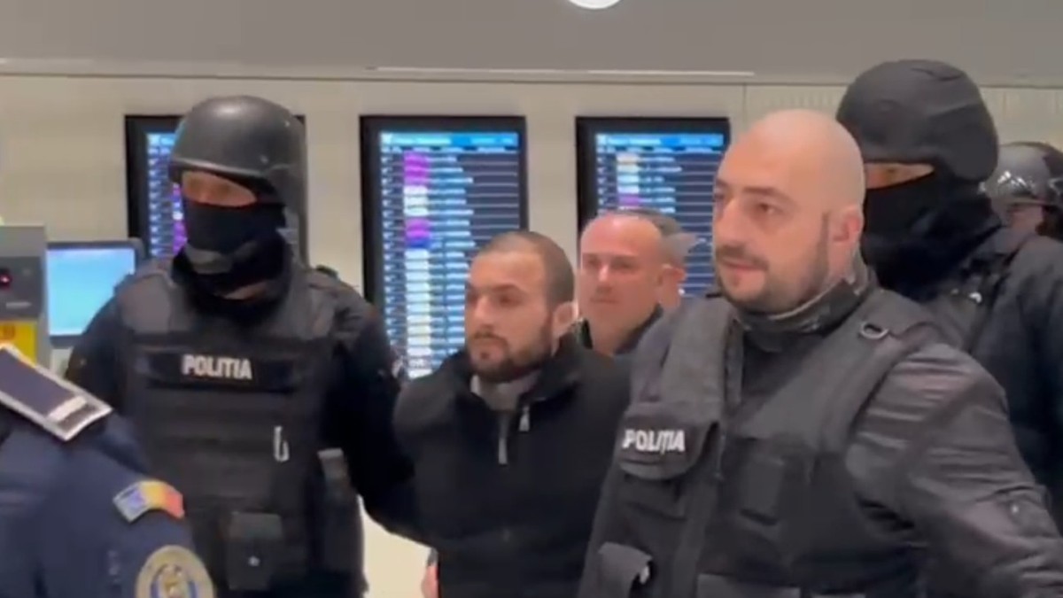 Laurentiu Ghita pe Aeroportul Otopeni, in noaptea de 29 spre 30 decembrie. Captura video: imagini amator