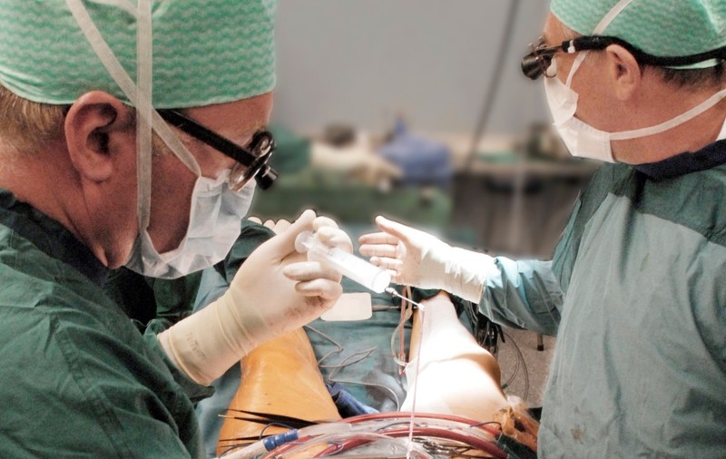 O tânără care suferea de o malformaţie congenitală a fost salvată la Târgul-Mureş 