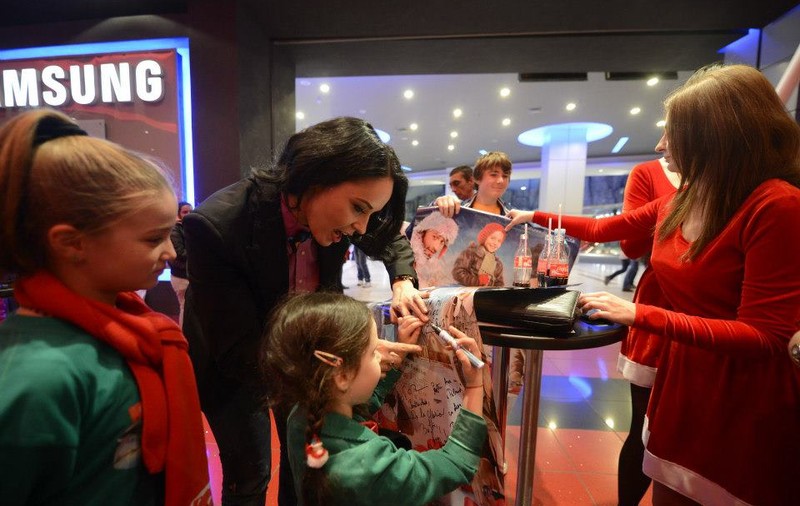 Fiica Andreei Marin E DEJA VEDETĂ! Uite cum DĂ AUTOGRAFE | FOTO
