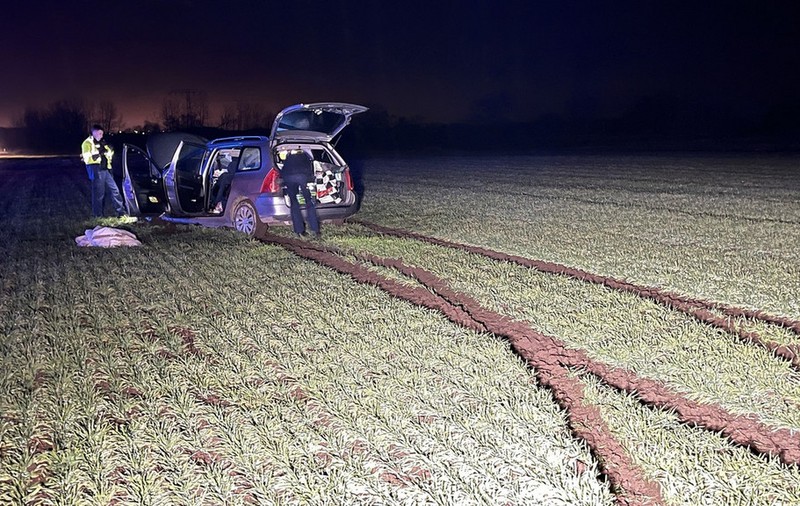Un român s-a luat la bătaie cu nevasta, la volan, a ajuns pe câmp cu mașina și a blocat portierele, ca să nu fie salvată femeia, în Germania