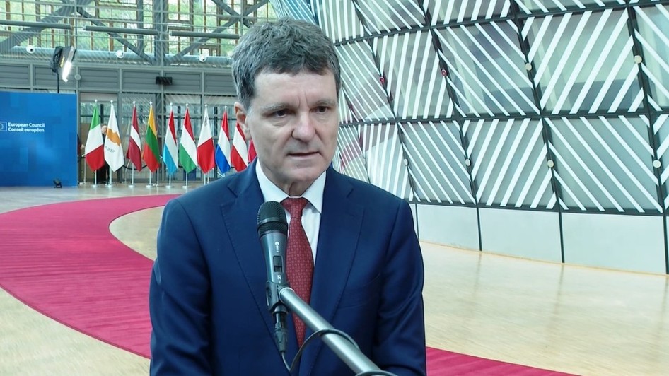 Nicușor Dan la Bruxelles, în timpul unei conferințe de presă