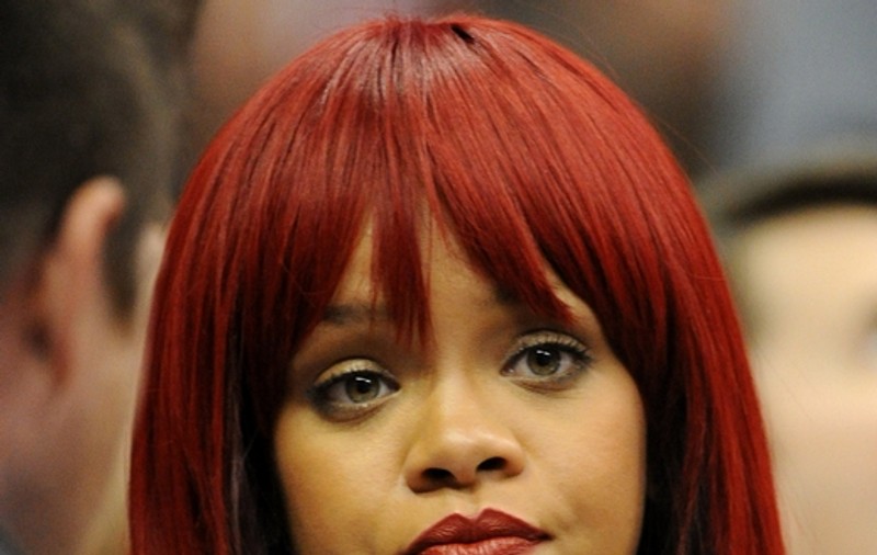Foto | Rihanna şi-a îndreptat părul. Îi stă mai bine aşa?