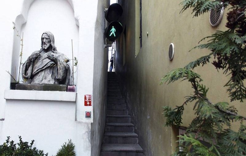 Strada unde pietonii așteaptă la semafor să poată trece. Are doar 49 de centimetri!