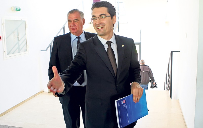 Băieţi de comitet! Organigrama FRF gândită de Răzvan Burleanu a fost validată cu 7 voturi din 14