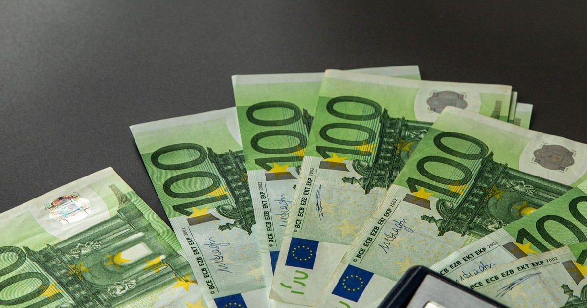 Calculator cu bancnote euro. Foto Profimedia.