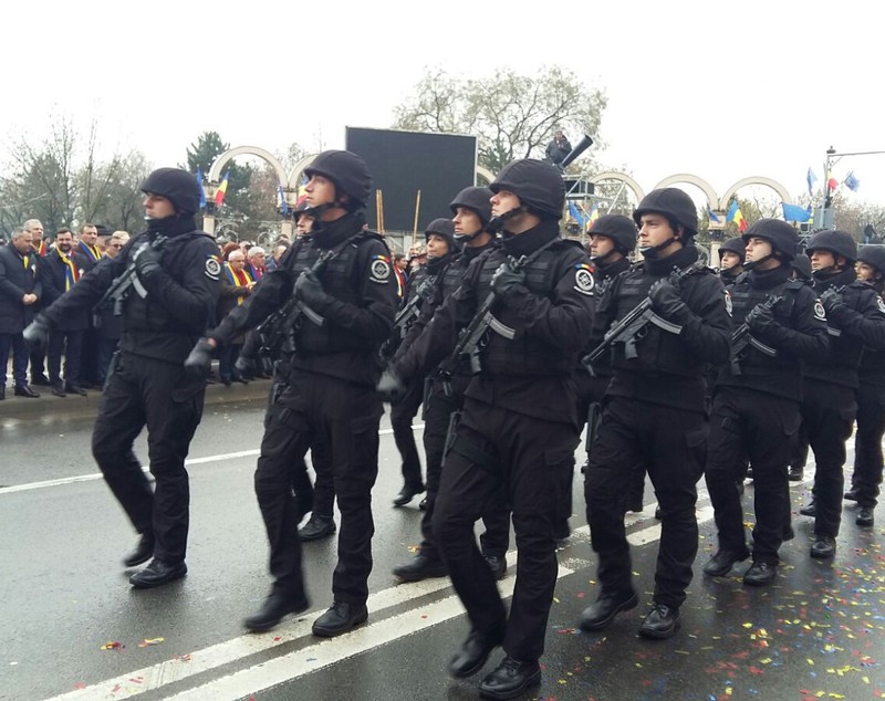 Mii de oameni, la parada militară de la Alba Iulia. Oamenii stau la coadă la fasole cu cârnați| VIDEO