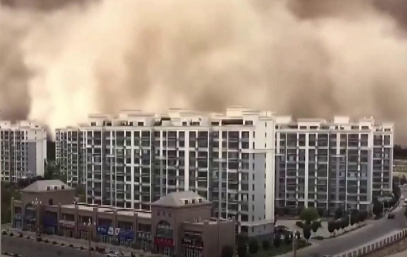 Imagini apocaliptice cu o furtună de nisip care „înghite” un oraș din China