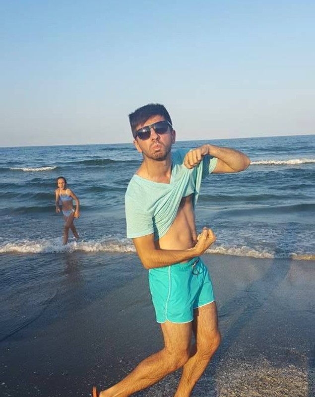Mircea Bravo lansează filmul „Moartea în vacanță”. Comedia a fost filmată în Grecia. „În 2020 ne-a apărut ideea”
