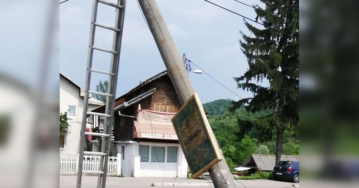 Stâlp de iluminat din Pucioasa, sprijinit într-o scară