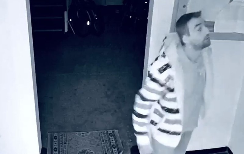VIDEO| Un individ din Suceava gustă din dezinfectant, iar apoi fură bidonul cu totul