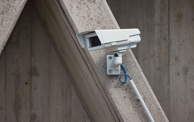 Camere video ilegale în băile dintr-o școală, în Neamț. Directorul monitoriza totul de pe telefonul personal