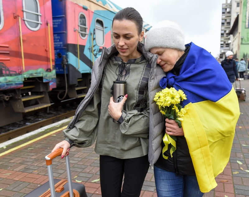 Ucraineni cu lacrimi în ochi, la sosirea „Trenului Victoriei”. De ce este importantă linia care leagă capitala Kiev de Hersonul eliberat