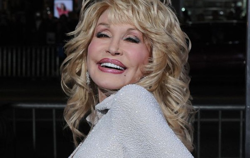Moartea cântăreței Whitney Houston o îmbogățește pe Dolly Parton. Află de ce!