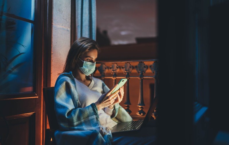 Putem să ne îmbolnăvim doar citind știrile înfricoșătoare despre pandemia de COVID-19? Ce înseamnă „efectul nocebo” ﻿
