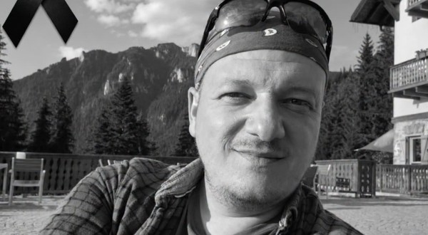 Imagine alb negru cu un bărbat cu ochelari de soare pe cap