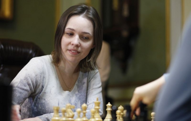 Frumoasa favorită a lui Mircea Lucescu a pierdut titlul mondial la șah. Noua regină e o chinezoiacă, cea mai tânără campioană ever! Modelul asiaticei e ”ciudatul geniu Bobby Fischer”. Se antrenează și câte 8 ore pe zi. La trei ani, Hou Yifan își bătea și bunica, și tatăl. A doborât o groază de recorduri/ FOTO&VIDEO