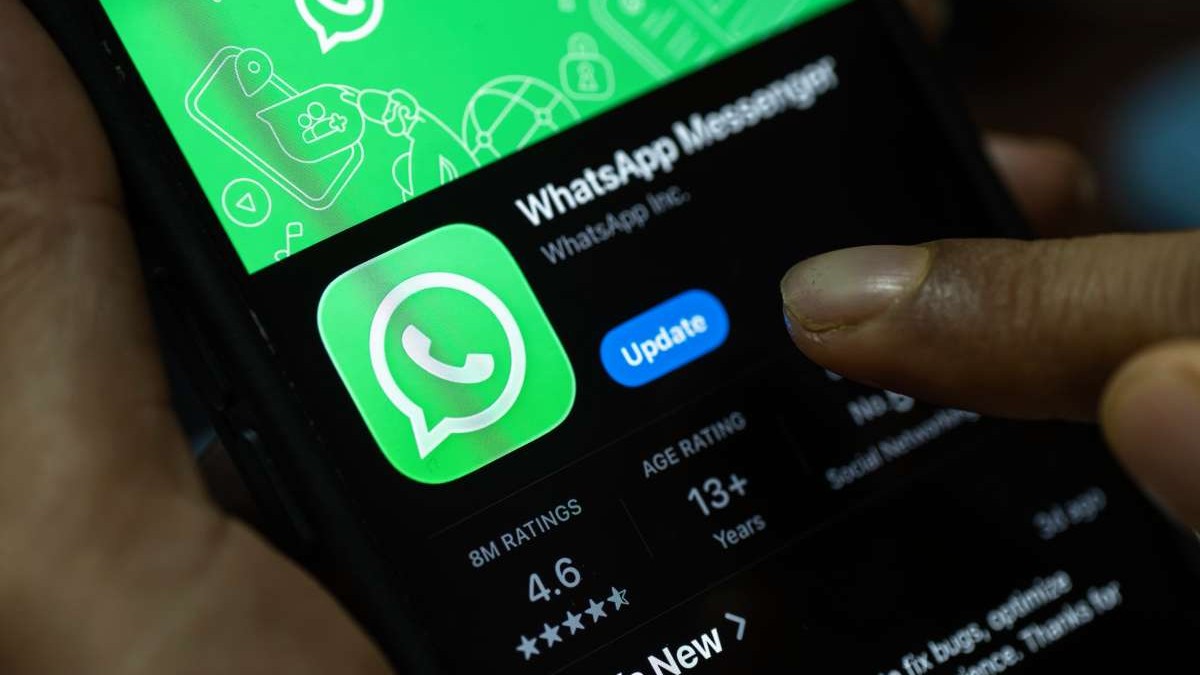Pagina de descărcare a aplicației WhatsApp pentru iOS, deschisă pe ecranul unui iPhone.