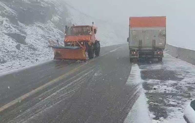Viscolul neașteptat de septembrie a format gheață pe tronsonul Rânca - Obârșia Lotrului: Transalpina, închisă până miercuri