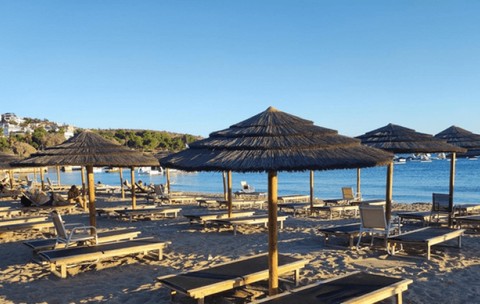 Doi bătrâni s-au bătut pe o plajă din Grecia pentru un șezlong. Unul dintre ei a murit 