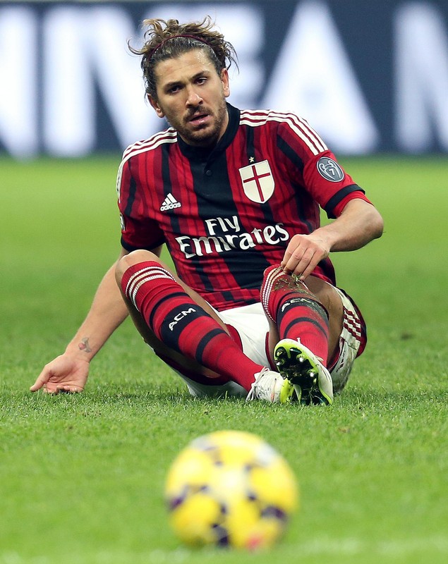 ”Diavolul”, în haine noi! Schimbare majoră de design pentru tricourile în care AC Milan va juca în sezonul viitor / GALERIE FOTO