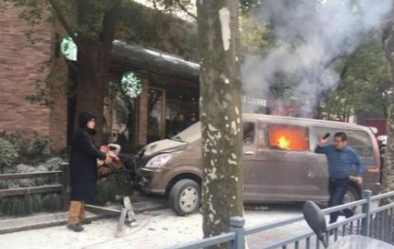 O dubiță în flăcări a intrat în mulțime, la Shanghai. 18 persoane au fost rănite
