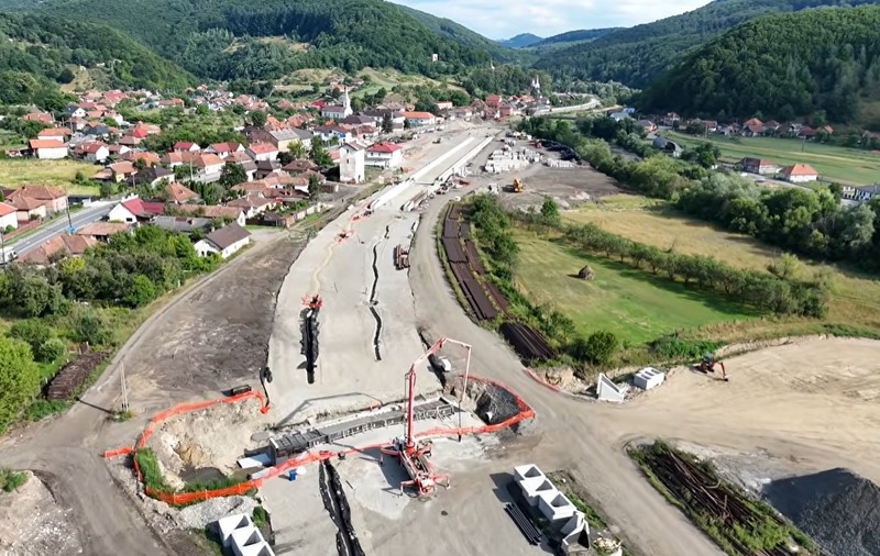 Calea ferată Cluj-Napoca - Oradea a avansat cu 7% în ultima lună. Imagini din dronă cu Lotul 3 Poieni - Aleșd