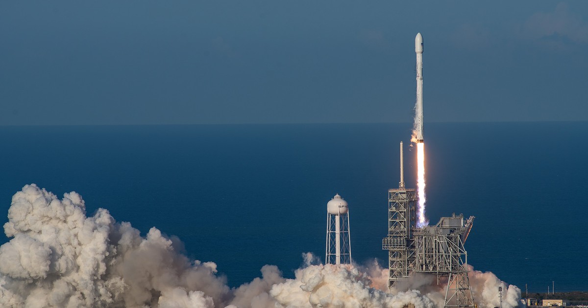 Elon Musk vrea să zburăm cu racheta dintr-un colț în altul al Pământului în mai puțin de o oră. Rachetă SpaceX la decolare
