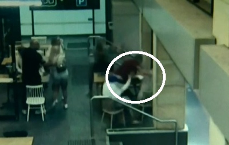 VIDEO | O femeie gravidă, care purta hijab, a fost lovită cu sălbăticie într-o cafenea. Imagini cutremurătoare
