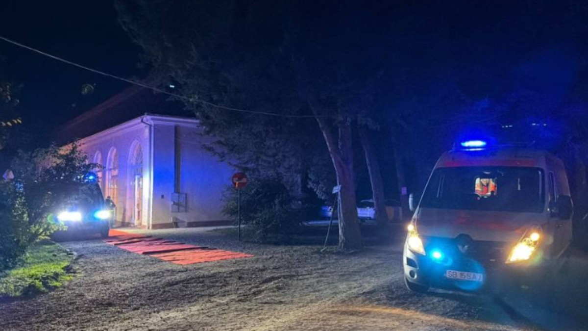 O ambulanță parcată, noaptea