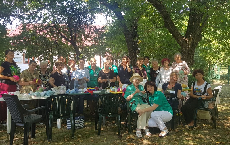 VIDEO / Șezătoarea fularelor, locul în care bunicuțele își împletesc... poveștile de viață