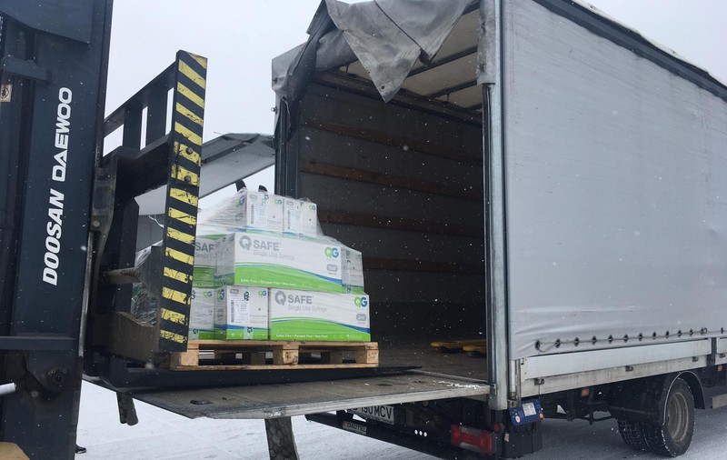 250.000 de seringi şi 100.000 de ace, aduse din Qatar pentru campania de vaccinare anti-COVID din România