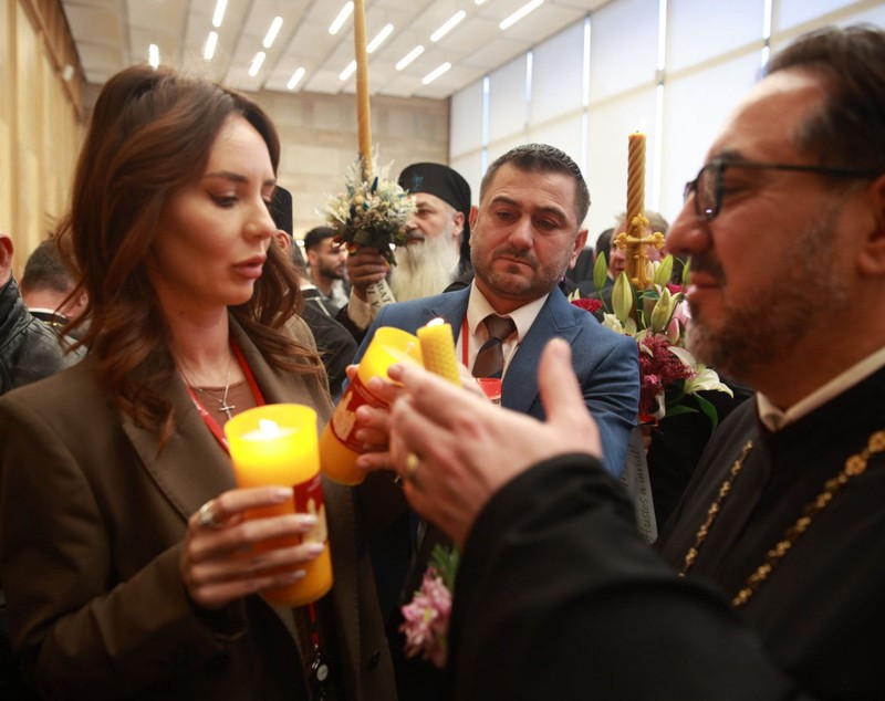 Sfânta Lumină de la Ierusalim a ajuns în România: „Este semnul că iubirea lui Dumnezeu nu moare niciodată”