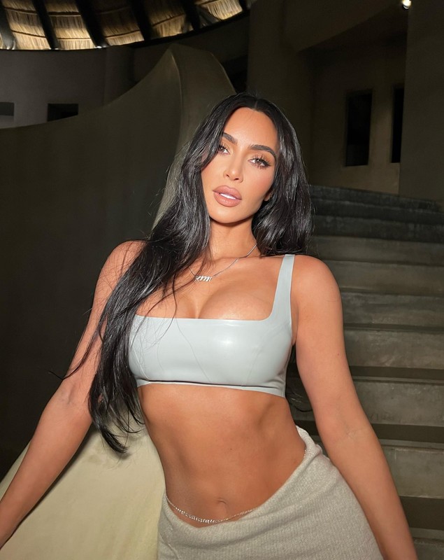 Kim Kardashian, îmbrăcată mult prea îndrăzneț de ziua ei de naștere. În lenjerie transparentă și-a etalat silueta