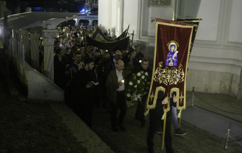 Credincioșii au participat la cântarea Deniei Prohodului la biserica Sfântul Gheorghe Nou din București GALERIE FOTO