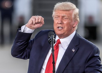 Una dintre cele mai importante măsuri luate de Trump a fost impunerea legii care a adus o serie de reduceri de impozite. Foto: EPA