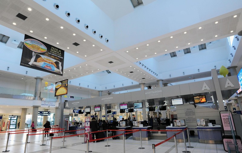 Un român fără bilet care forțase poarta de îmbarcare s-a aruncat de la balconul terminalului Plecări al aeroportului din Bari. A căzut peste un agent de securitate