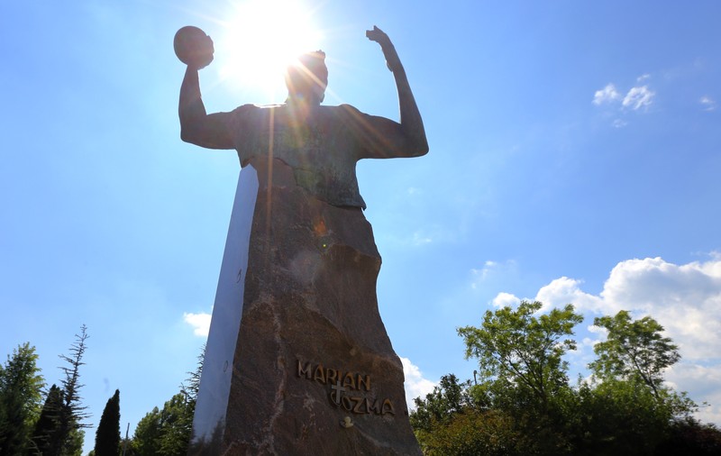 EXCLUSIV! Veszprem nu l-a uitat pe Marian Cozma! Colegii i-au făcut altar în vestiar, iar galeria îi strigă numele la fiecare meci!