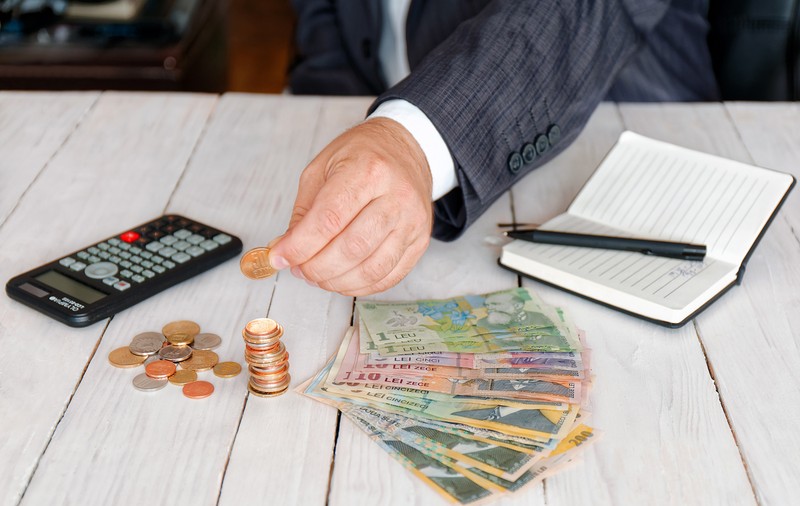 Aur, artă, bănci? Ce facem cu banii pe timp de criză sau război. Cinci sfaturi financiare de la economiști