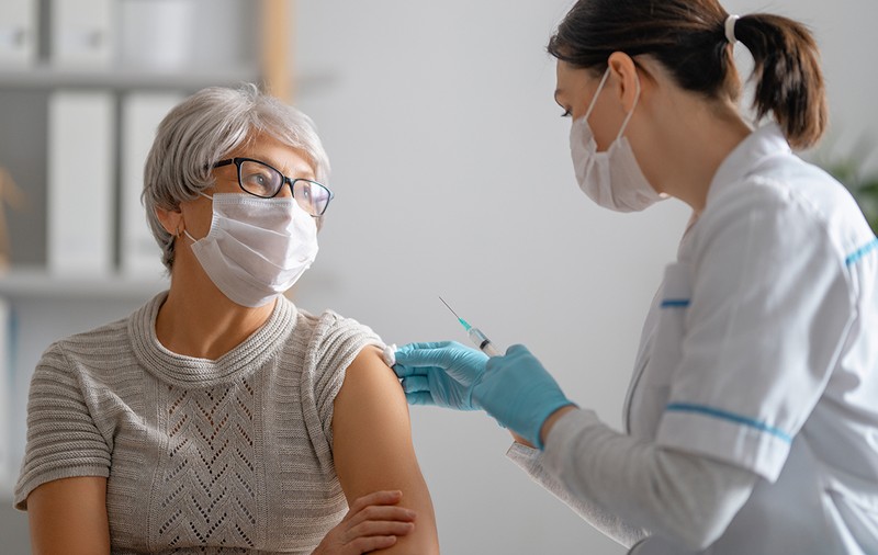 Statististică în 12 judeţe: Bătrânii din centrele rezidenţiale de stat vor să se vaccineze anti-COVID, angajații nu prea